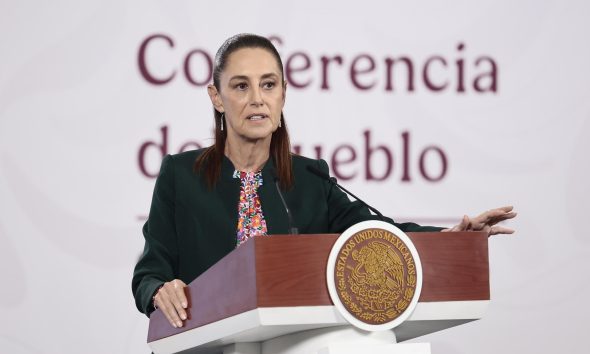 La presidenta de México, Claudia Sheinbaum, habla durante una rueda de prensa este jueves en Palacio Nacional de la Ciudad de México (México). EFE/José Méndez