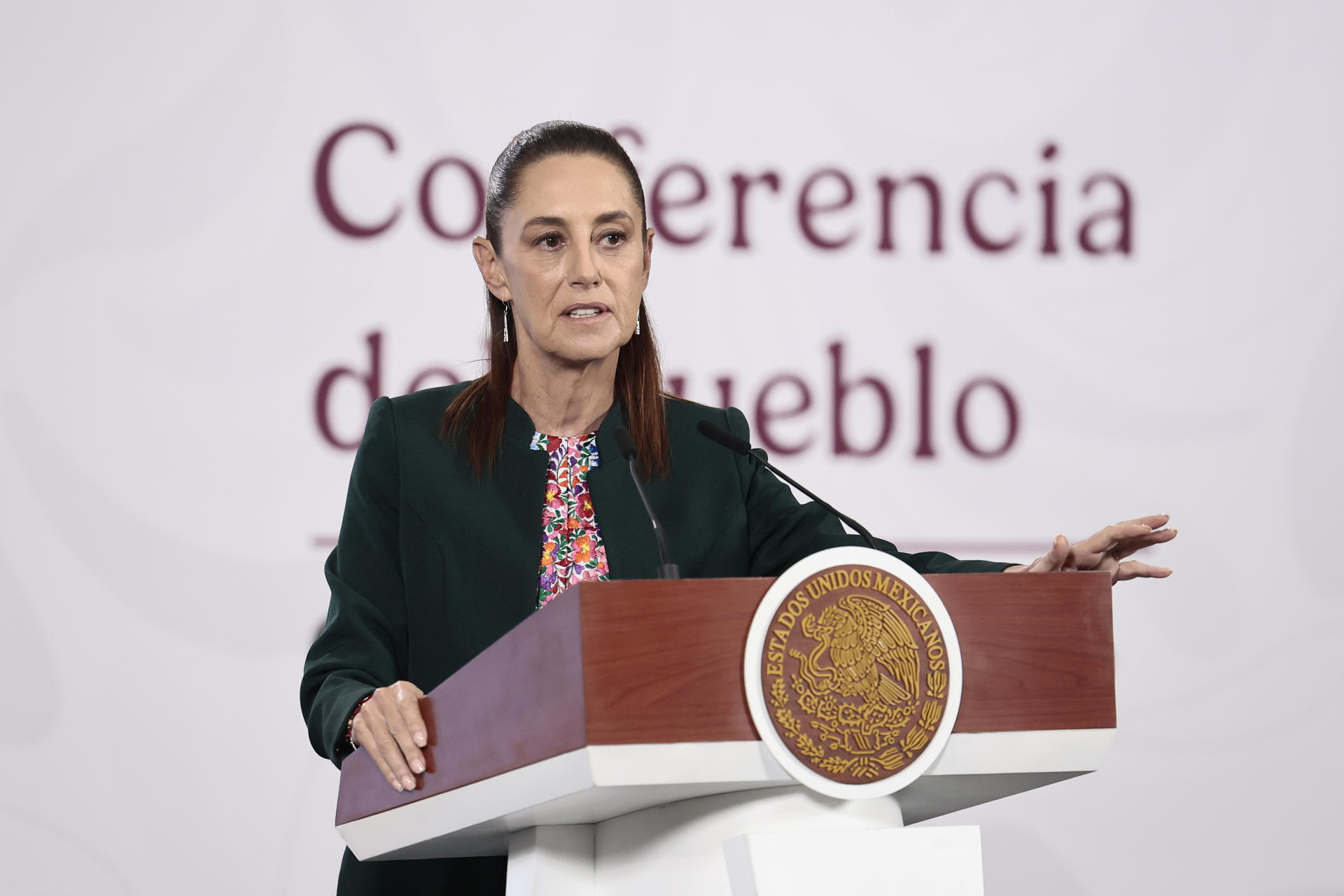 La presidenta de México, Claudia Sheinbaum, habla durante una rueda de prensa este jueves en Palacio Nacional de la Ciudad de México (México). EFE/José Méndez