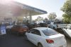 Fotografía que muestra vehículos haciendo fila para abastecerse de combustible este martes, en una estación de servicio, en Santiago (Chile). EFE/ Elvis González
