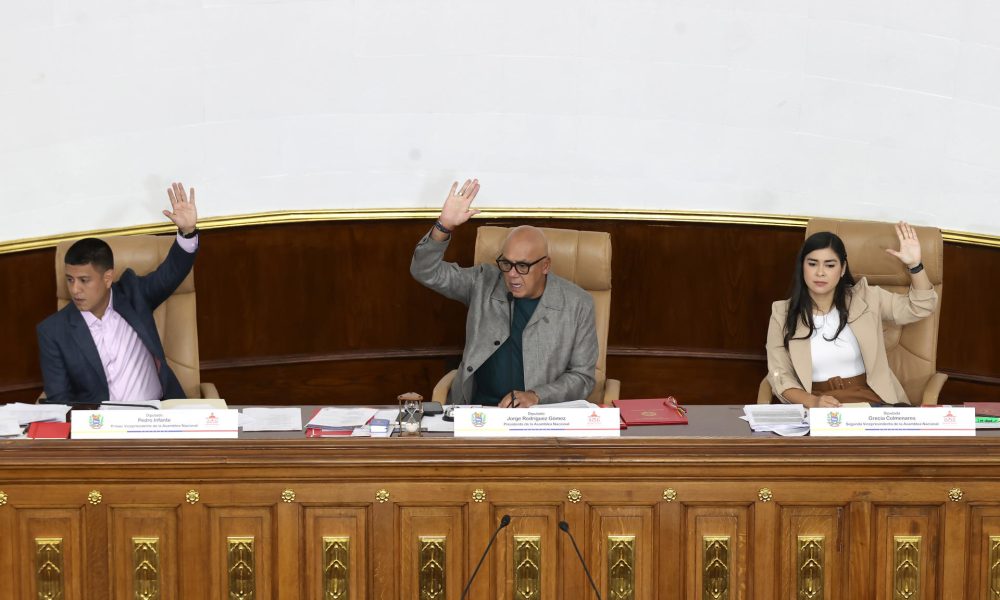 El presidente de la Asamblea Nacional (AN, Parlamento) de Venezuela, Jorge Rodríguez (c); junto al primer vicepresidente, Pedro Infante (i); y la segunda vicepresidenta, Grecia Colmenares, participan en una sesión este jueves, en Caracas (Venezuela). EFE/ Ronald Peña R