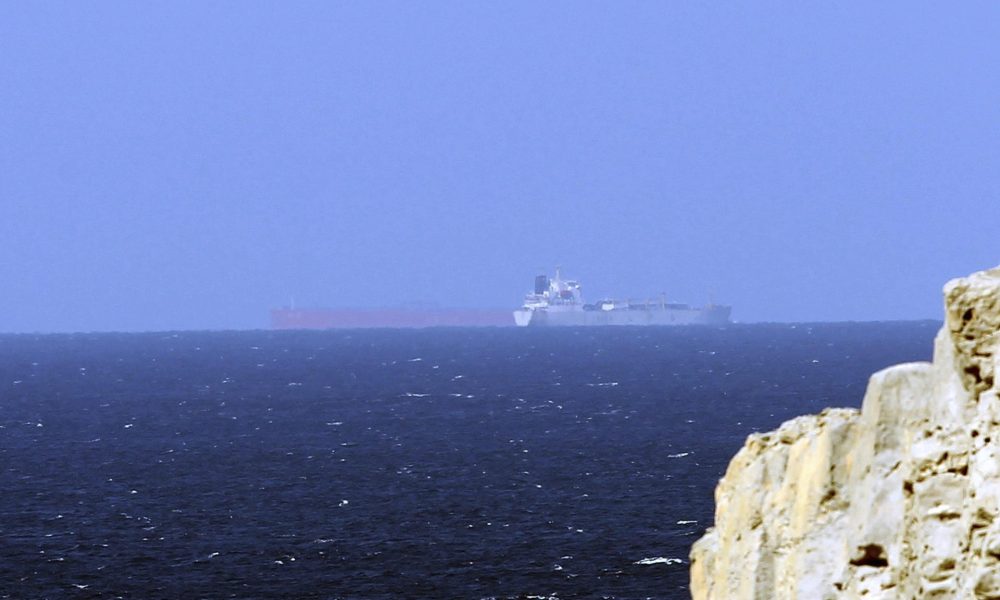 Imagen de archivo de petroleros cruzando el Estrecho de Ormuz. EFE/Ali Haider
