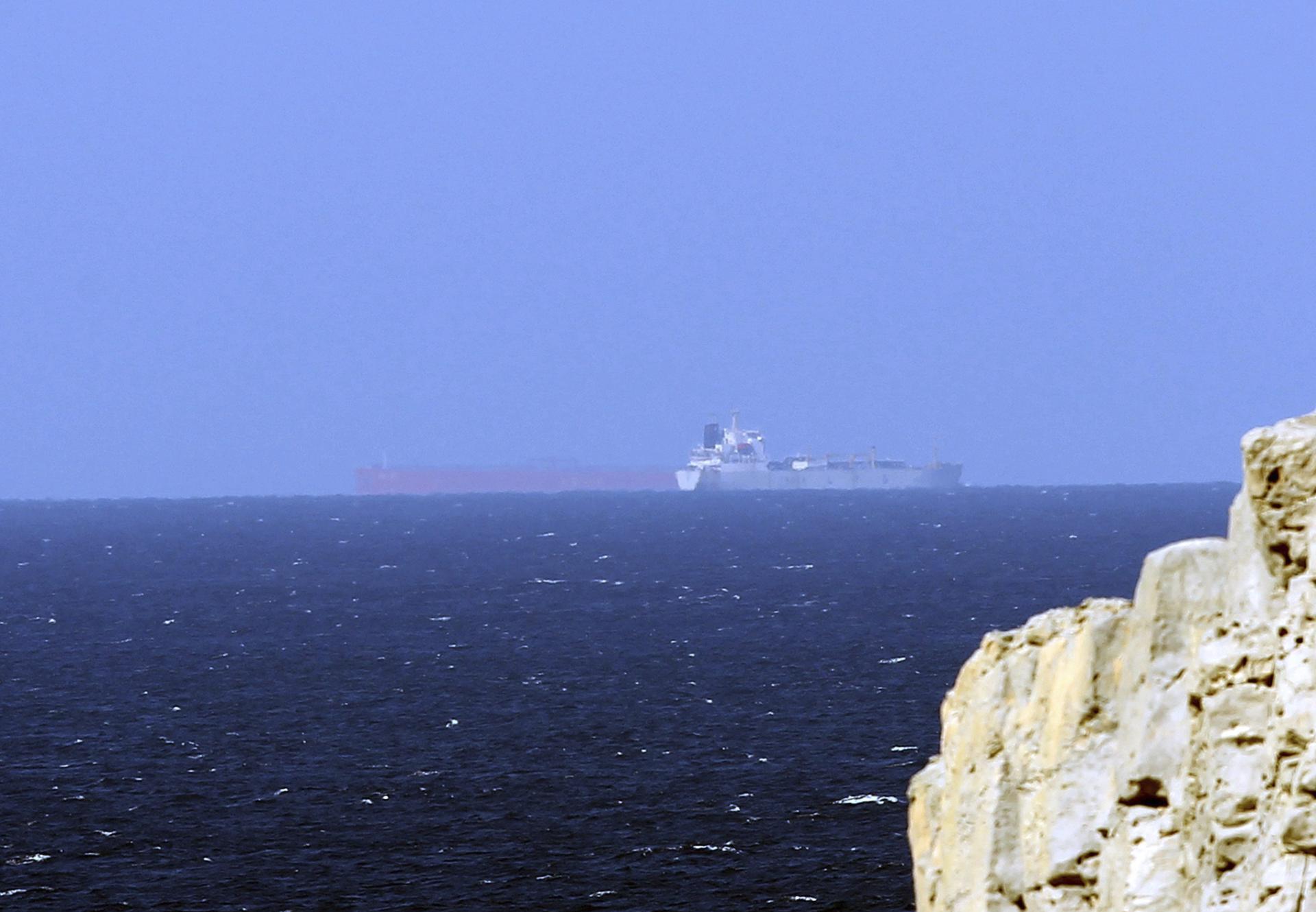 Imagen de archivo de petroleros cruzando el Estrecho de Ormuz. EFE/Ali Haider