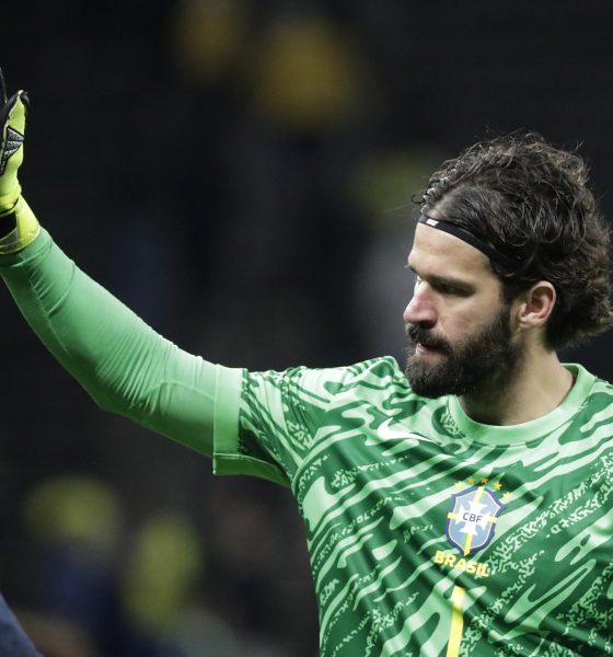 Fotografía de archivo del guardameta brasileño Allison Becker, que se perderá por lesión junto a otros dieciocho jugadores de selecciones americanas que jugarán el Mundial los próximos dos partidos internacionales de preparación. EFE/ Sebastiao Moreira