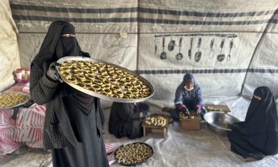 Mujeres de Gaza cocinan dulces típicos del fin del ramadán. EFE/