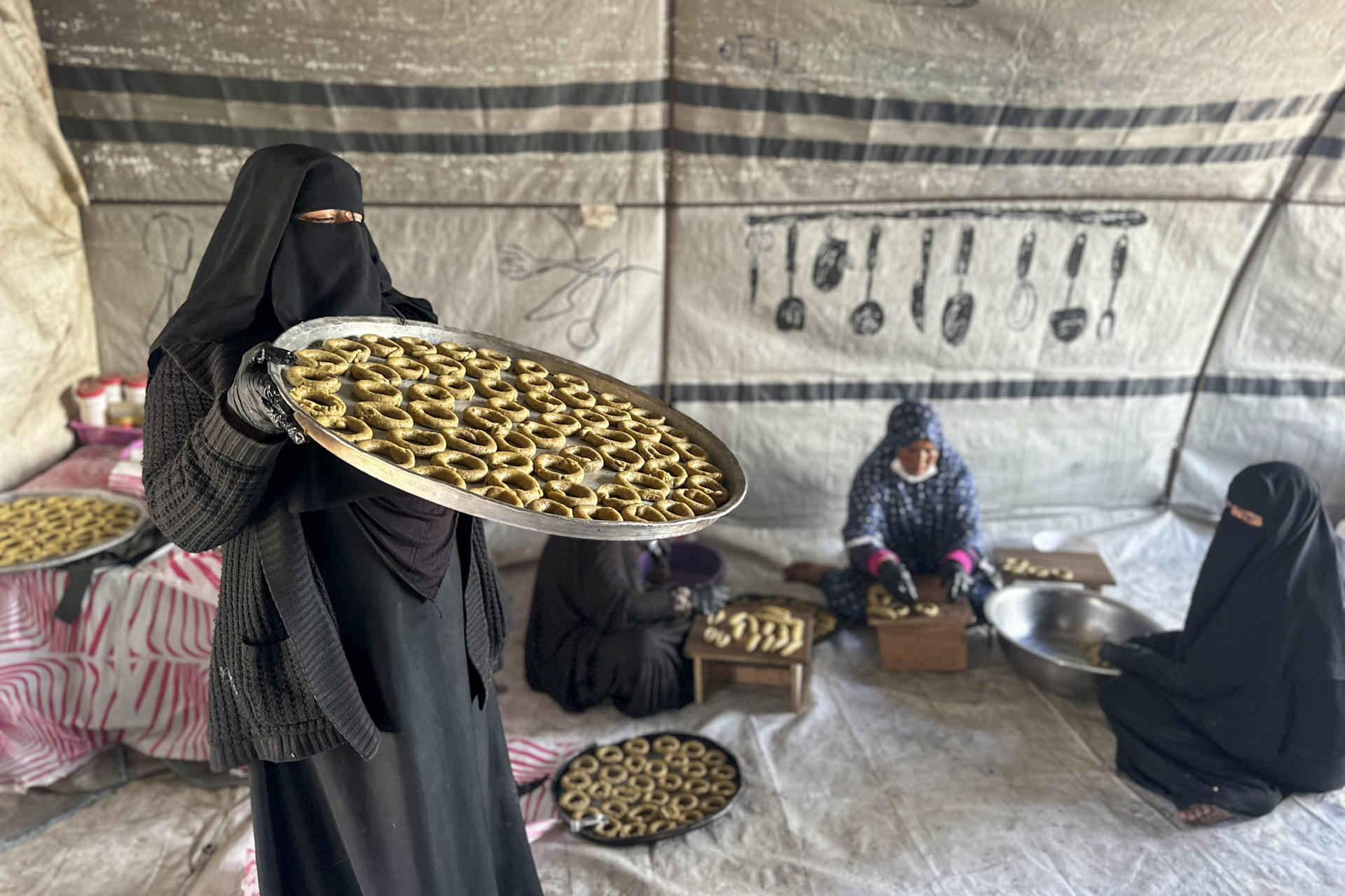 Mujeres de Gaza cocinan dulces típicos del fin del ramadán. EFE/