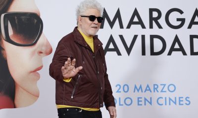 El director de cine Pedro Almodóvar posa durante la presentación de su 'Amarga Navidad', la película que estrenará el viernes 20 de marzo en cines. EFE/Mariscal