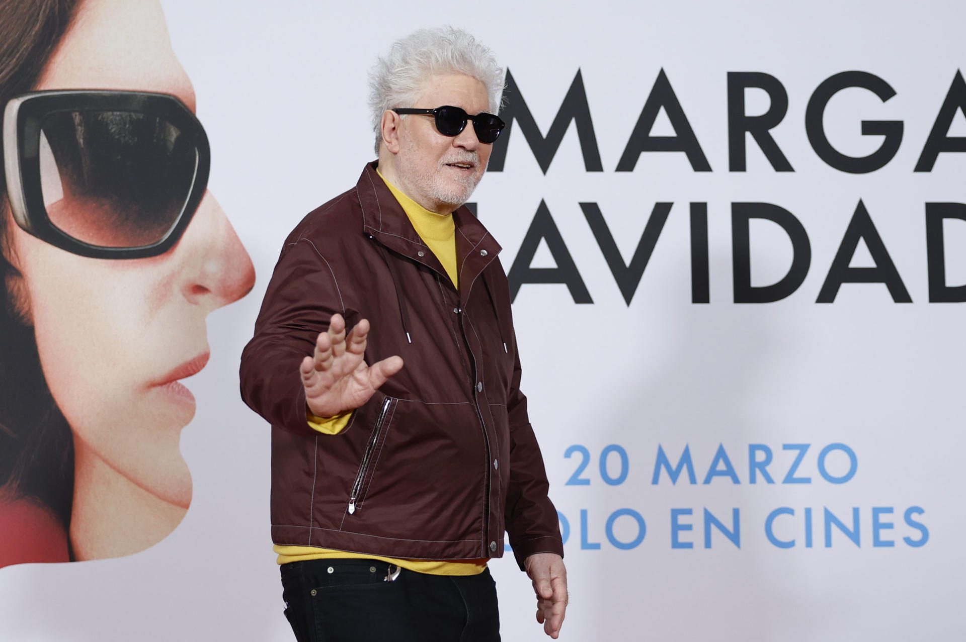 El director de cine Pedro Almodóvar posa durante la presentación de su 'Amarga Navidad', la película que estrenará el viernes 20 de marzo en cines. EFE/Mariscal