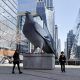 Personas caminan cerca de la escultura hiperrealista 'Dinosaur', una paloma de seis metros de altura de aluminio fundido pintada a mano por el artista colombiano Iván Argote este viernes, en el High Line de Manhattan en Nueva York (EE.UU.). EFE/ Sarah Yáñez-richards