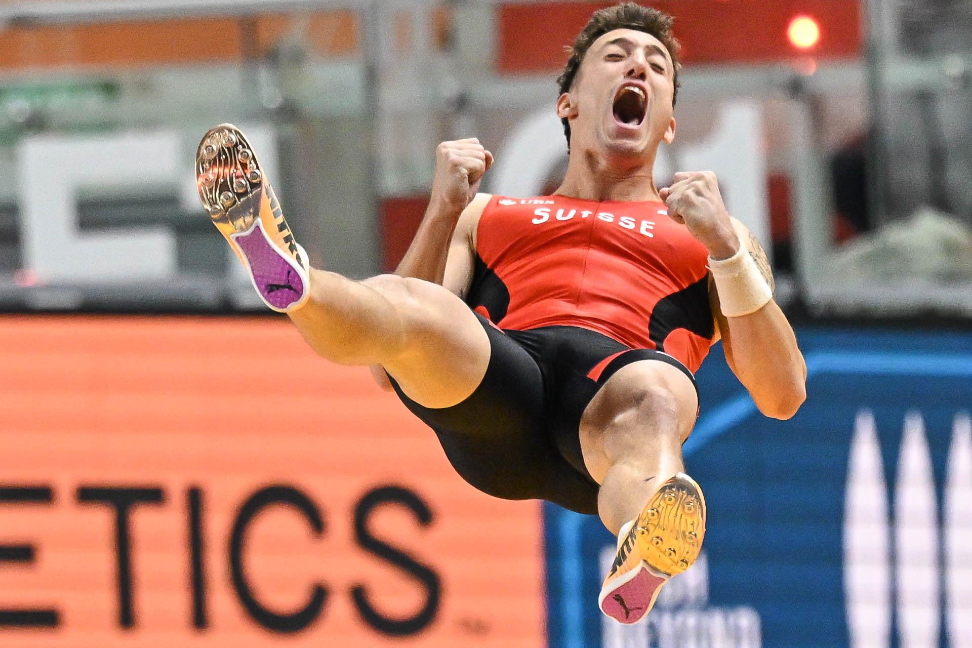 El suizo Simon Ehammer en el heptatlón en los Mundiales en pista cubiertaEFE/EPA/Radek Pietruszka