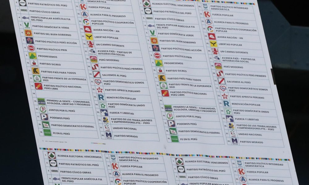 Fotografía que muestra una prueba de la papeleta de votación este martes, en la Oficina Nacional de Procesos Electorales (ONPE) en Lima (Perú). EFE/ Paolo Aguilar