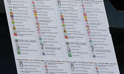 Fotografía que muestra una prueba de la papeleta de votación este martes, en la Oficina Nacional de Procesos Electorales (ONPE) en Lima (Perú). EFE/ Paolo Aguilar