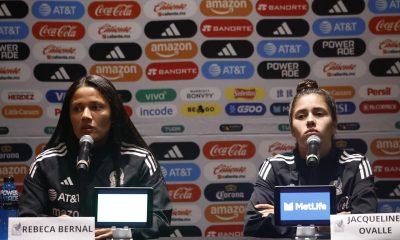 Las jugadoras de la selección mexicana de fútbol Rebeca Bernal (i) y Jaqueline Ovalle participan en una rueda de prensa en Ciudad de México (México). EFE/ Sáshenka Gutiérrez