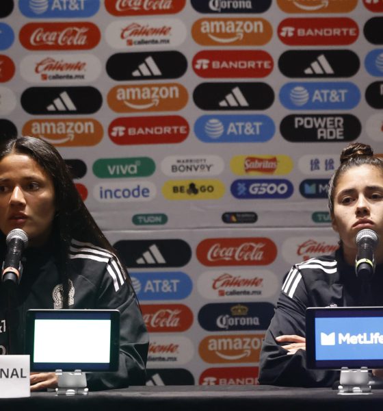 Las jugadoras de la selección mexicana de fútbol Rebeca Bernal (i) y Jaqueline Ovalle participan en una rueda de prensa en Ciudad de México (México). EFE/ Sáshenka Gutiérrez