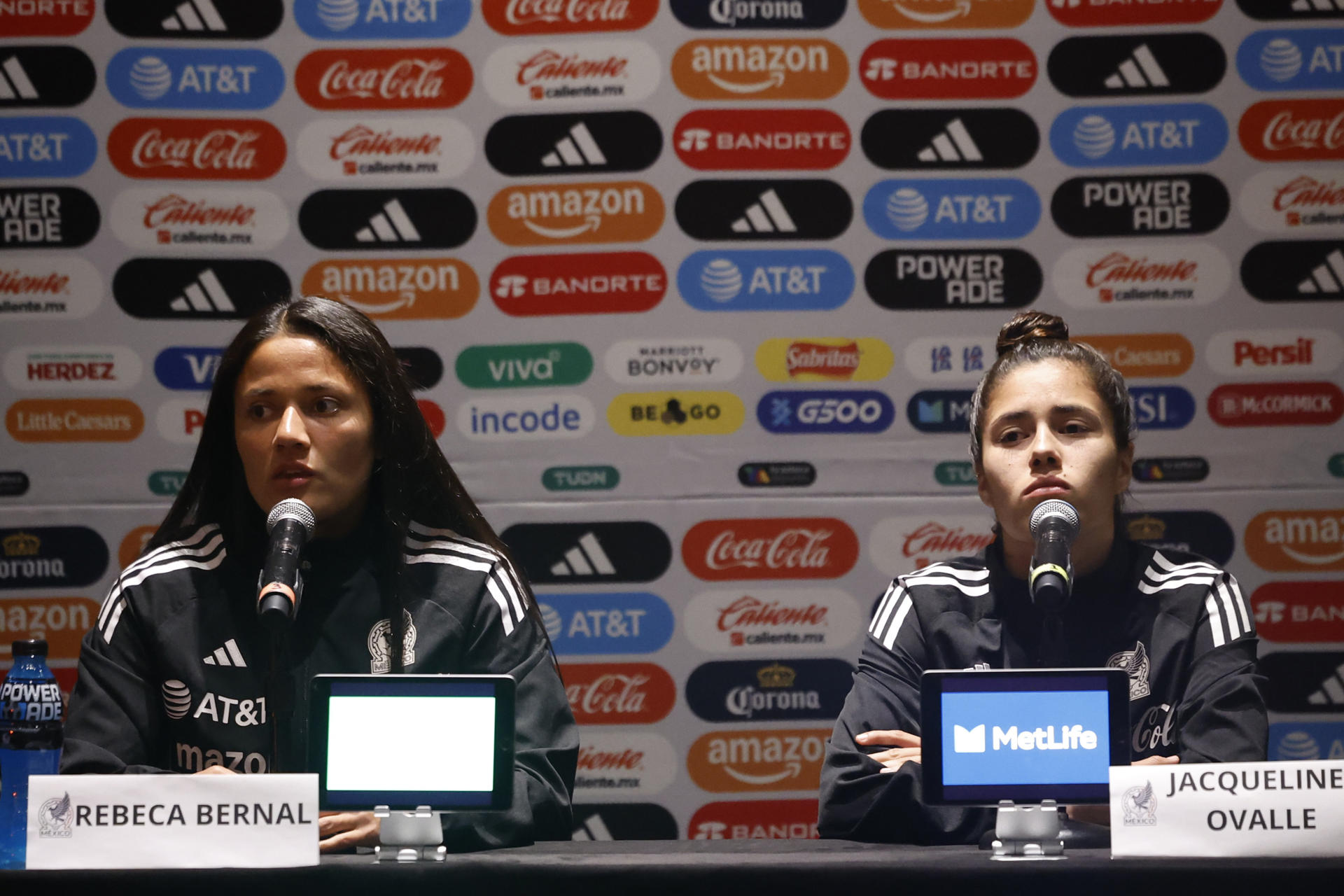 Las jugadoras de la selección mexicana de fútbol Rebeca Bernal (i) y Jaqueline Ovalle participan en una rueda de prensa en Ciudad de México (México). EFE/ Sáshenka Gutiérrez