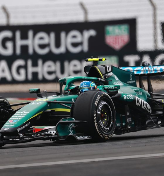 El piloto español de Aston Martin Fernando Alonso en acción durante la carrera del Gran Premio de China de Fórmula 1, en Shanghái. EFE/EPA/ALEX PLAVEVSKI
