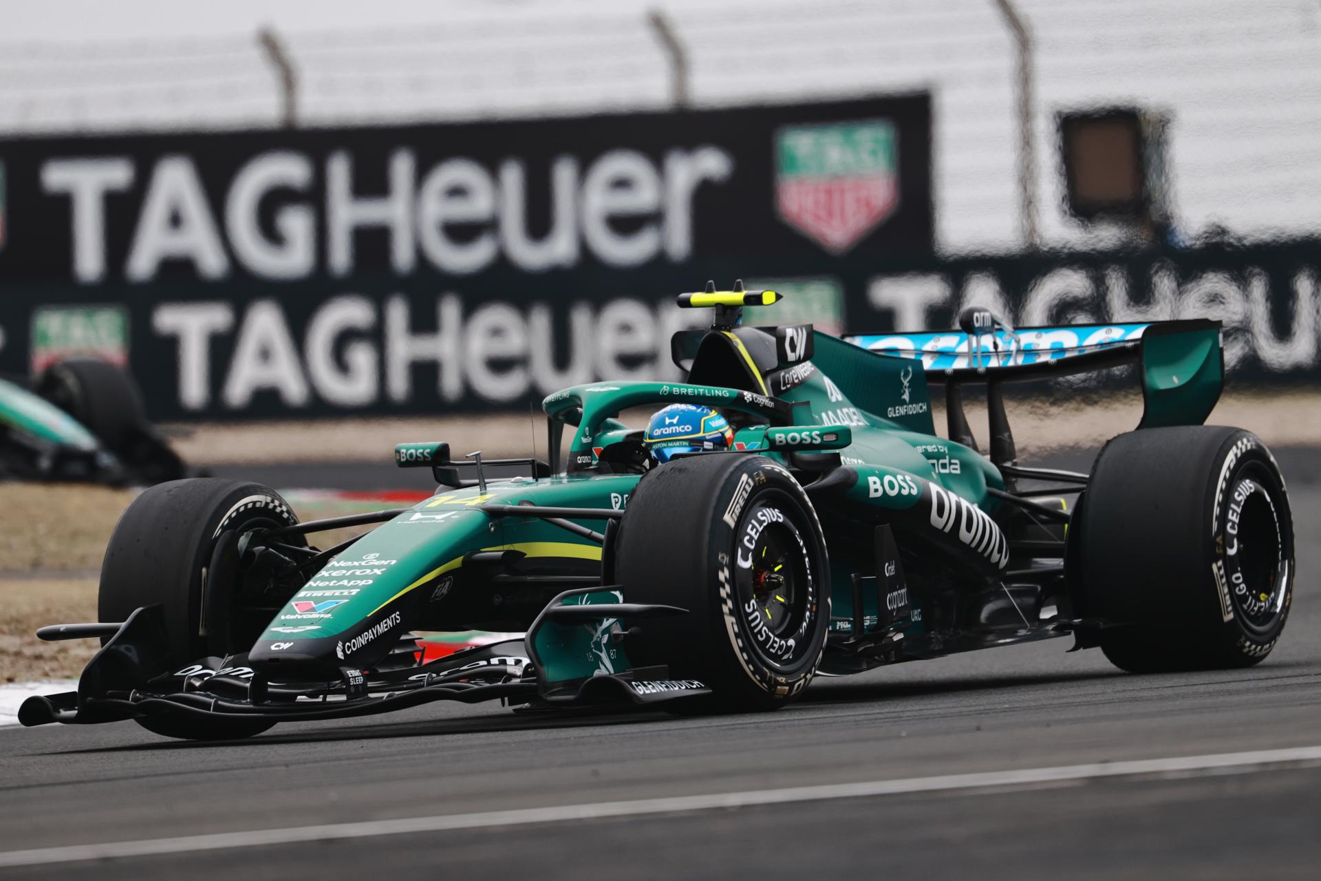 El piloto español de Aston Martin Fernando Alonso en acción durante la carrera del Gran Premio de China de Fórmula 1, en Shanghái. EFE/EPA/ALEX PLAVEVSKI
