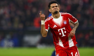 El jugador del Bayern Luis Diaz celebra el 4-0l durante el partido de vuelta de octavos de final de la UEFA Champions League que han jugado Bayern Munich y Atalanta en Múnich, Alemania. EFE/EPA/ANNA SZILAGYI