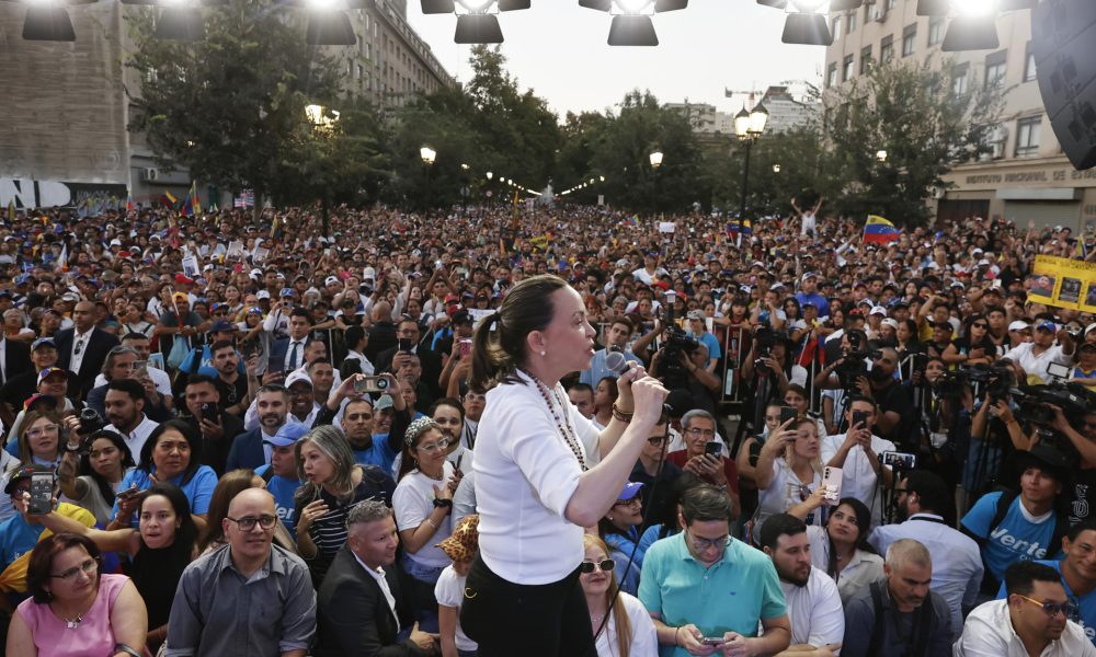 La líder de la oposición venezolana, María Corina Machado, habla este jueves, durante una concentración en Santiago (Chile). EFE/ Elvis González
