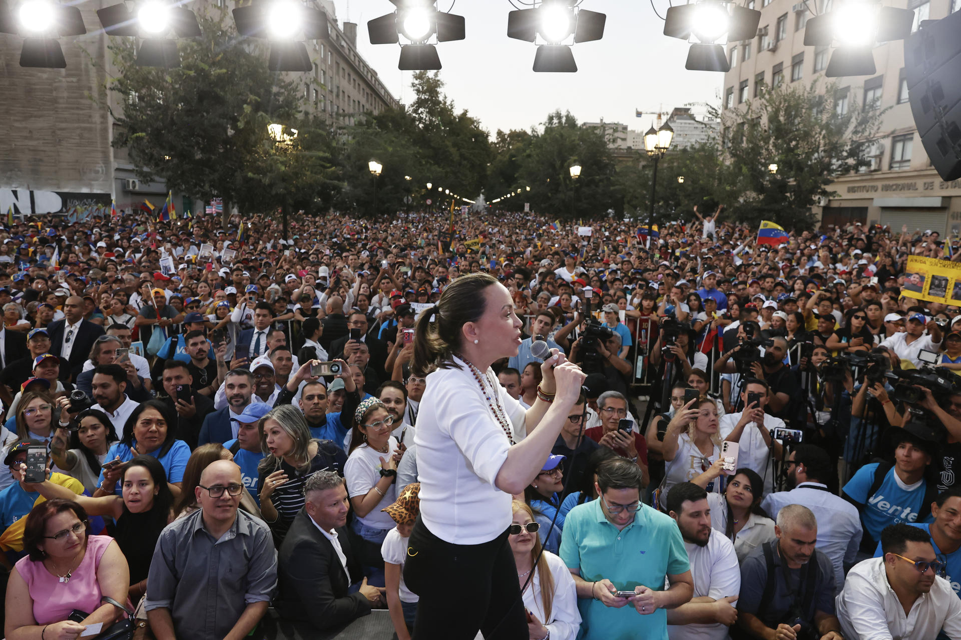 La líder de la oposición venezolana, María Corina Machado, habla este jueves, durante una concentración en Santiago (Chile). EFE/ Elvis González