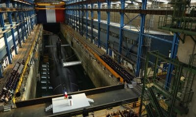 El presidente francés Emmanuel Macron (C) pronuncia un discurso junto al submarino 'Le Temeraire' (El Temerario) en la base de submarinos nucleares de Ile Longue en Crozon, cerca de Brest, Francia, 02 de marzo de 2026. (Francia) EFE/EPA/YOAN VALAT / POOL