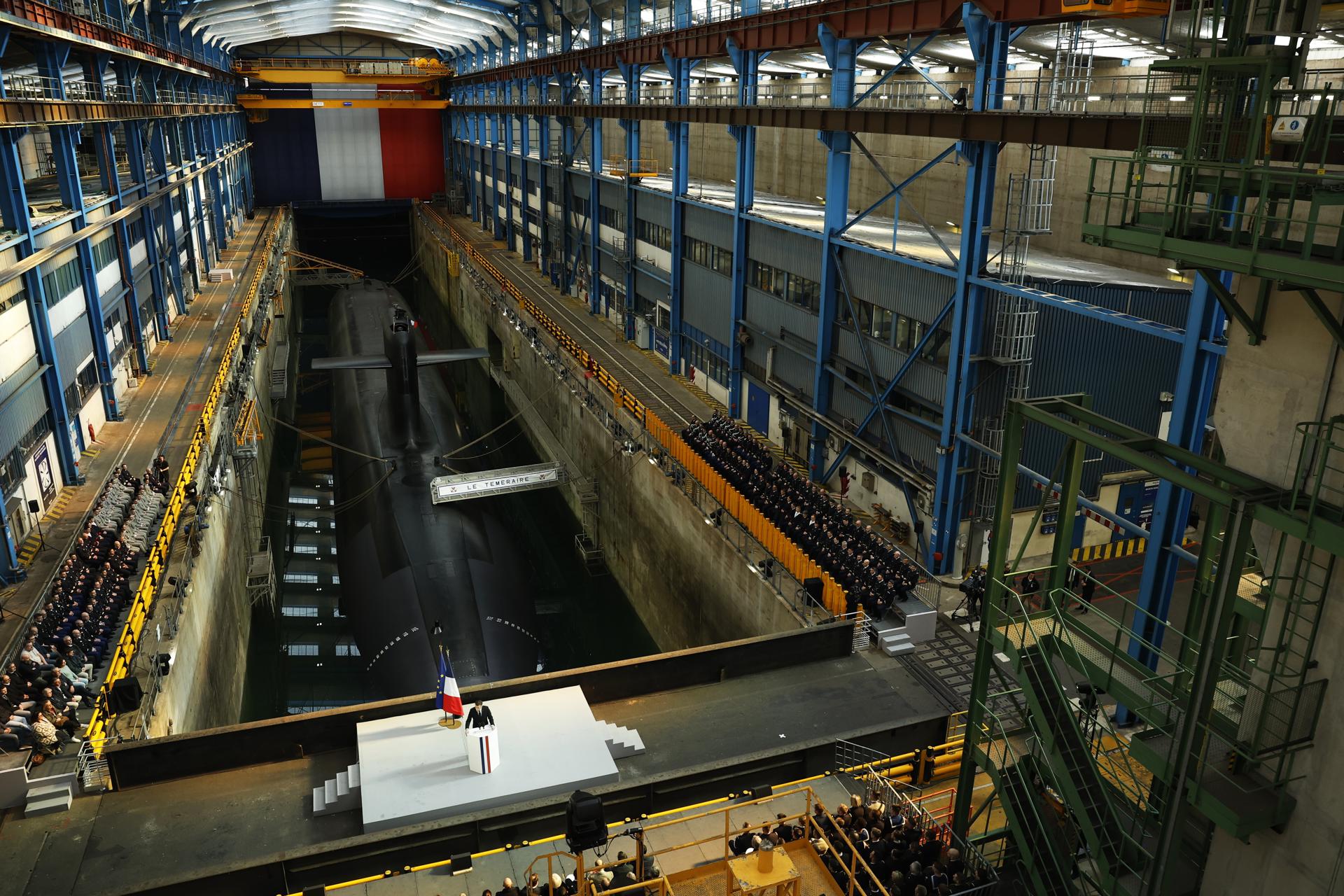 El presidente francés Emmanuel Macron (C) pronuncia un discurso junto al submarino 'Le Temeraire' (El Temerario) en la base de submarinos nucleares de Ile Longue en Crozon, cerca de Brest, Francia, 02 de marzo de 2026. (Francia) EFE/EPA/YOAN VALAT / POOL
