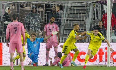 Cristian Espinoza (d), del Nashville, celebra el gol con el que eliminó al Inter Miami de la Copa de Campeones de la Concacaf. EFE/Alberto Boal