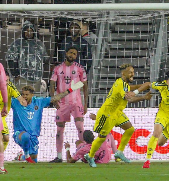Cristian Espinoza (d), del Nashville, celebra el gol con el que eliminó al Inter Miami de la Copa de Campeones de la Concacaf. EFE/Alberto Boal