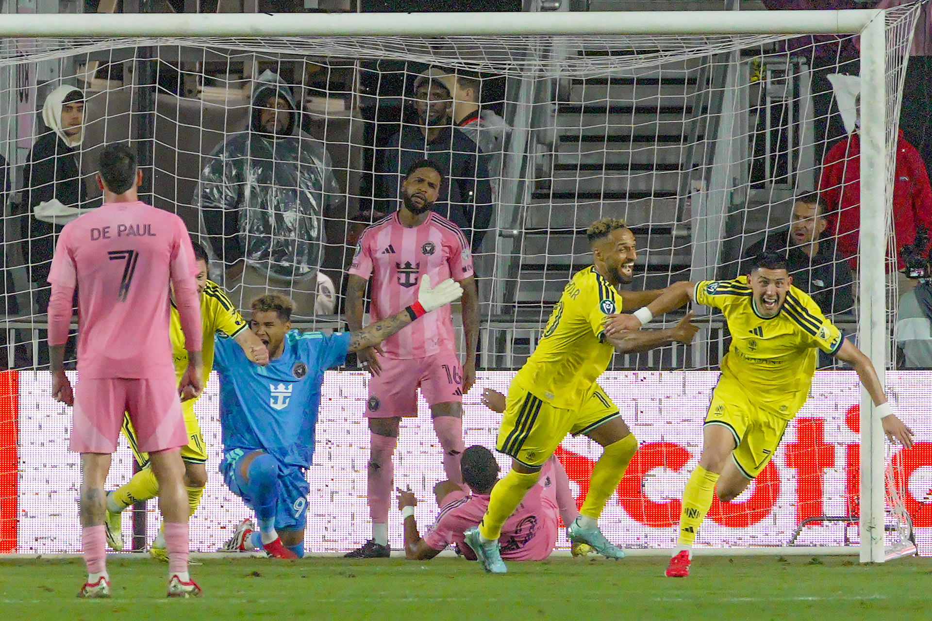 Cristian Espinoza (d), del Nashville, celebra el gol con el que eliminó al Inter Miami de la Copa de Campeones de la Concacaf. EFE/Alberto Boal