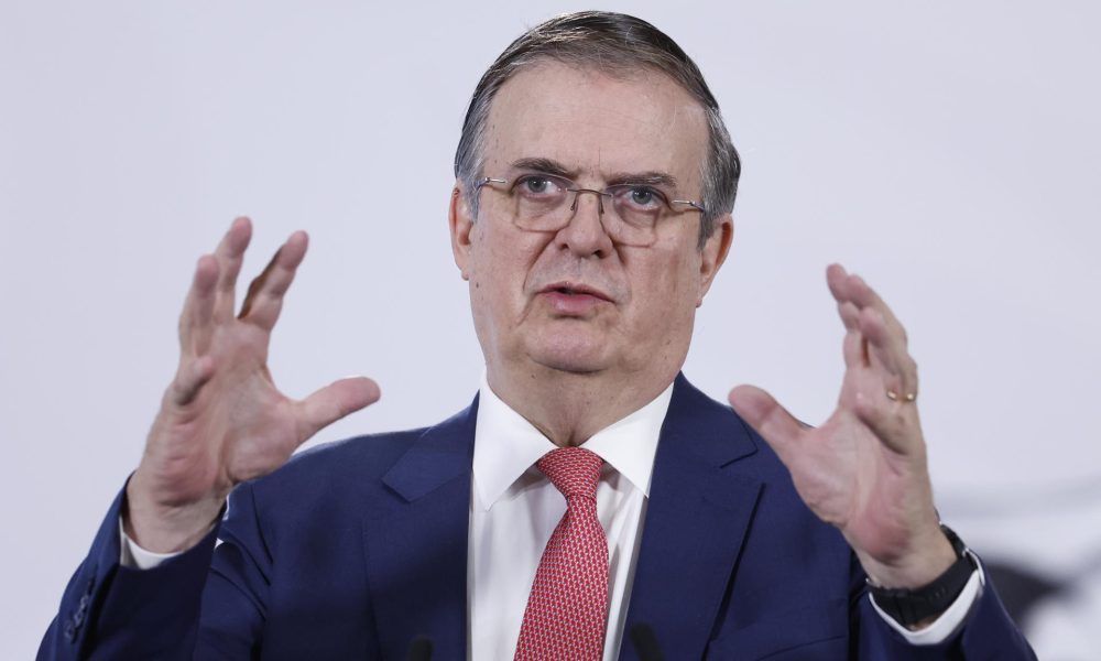 El secretario de Economía, Marcelo Ebrard, habla en una rueda de prensa este jueves, en el Palacio Nacional de la Ciudad de México (México). EFE/ Sáshenka Gutiérrez