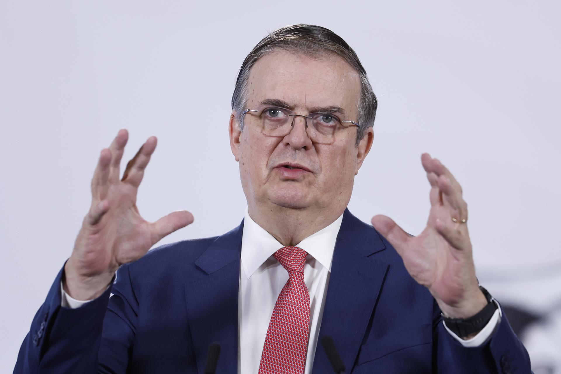 El secretario de Economía, Marcelo Ebrard, habla en una rueda de prensa este jueves, en el Palacio Nacional de la Ciudad de México (México). EFE/ Sáshenka Gutiérrez