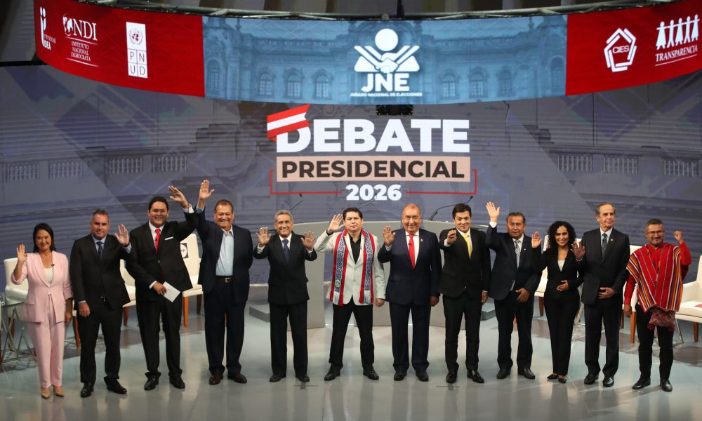 Candidatos a la presidencia de Perú posan durante un debate este miércoles, en Lima (Perú). EFE/ Paolo Aguilar