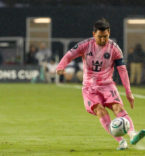 Lionel Messi, capitán del Inter Miami, marcó este miércoles el gol número 900 de su carrera durante un partido de los octavos de final de la Copa de Campeones de la Concacaf contra el Nashville en Fort Lauderdale. EFE/ Octavio Guzmán
 
AME5315. FORT LAUDERDALE (ESTADOS UNIDOS), 18/03/2026.- Lionel Messi de Inter Miami patea el balón este miércoles, en un partido de octavos de final de la Copa de Campeones Concacaf entre Inter Miami y Nashville SC en el estadio Chase en Fort Lauderdale (EE.UU.). EFE/ Alberto Boal