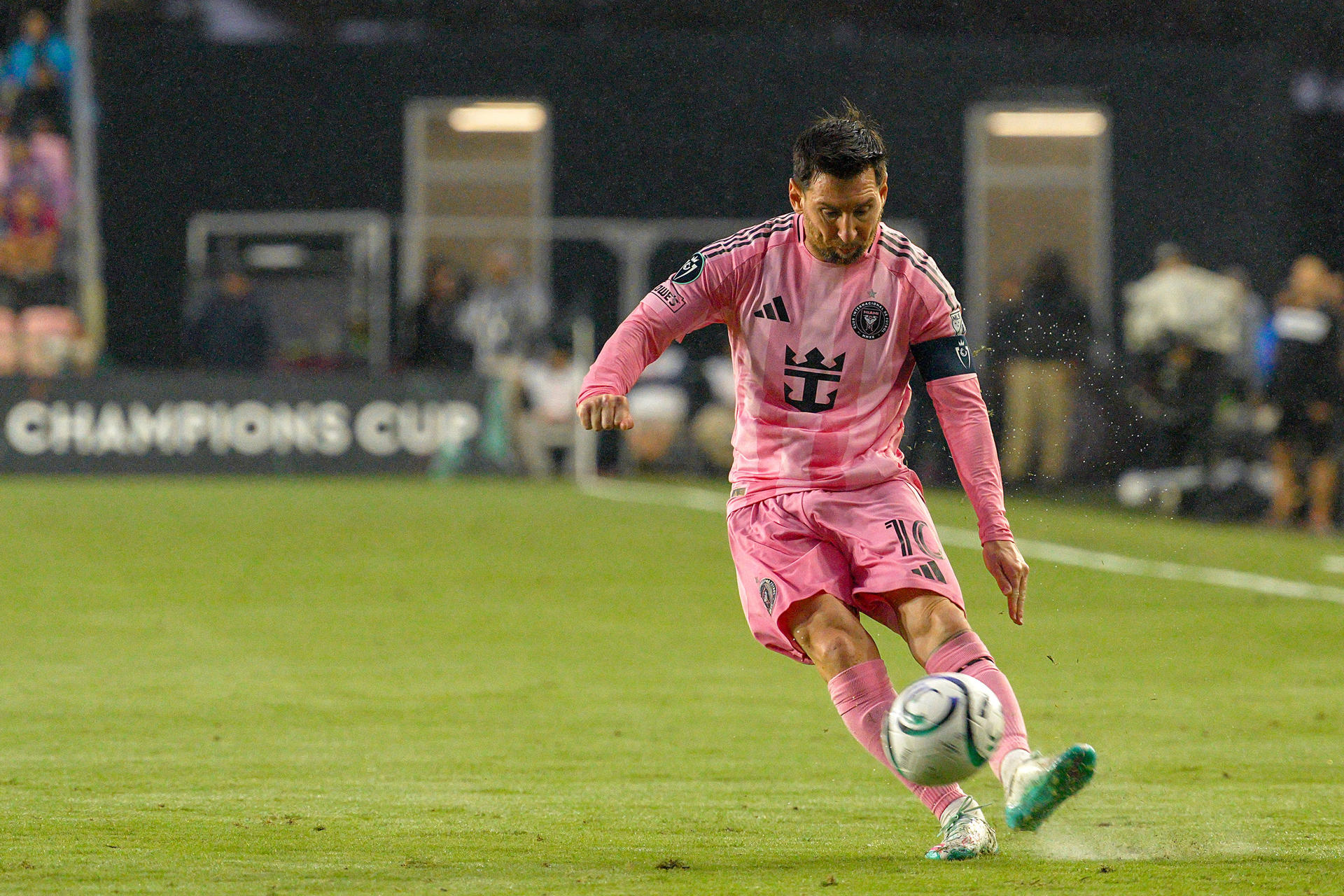 Lionel Messi, capitán del Inter Miami, marcó este miércoles el gol número 900 de su carrera durante un partido de los octavos de final de la Copa de Campeones de la Concacaf contra el Nashville en Fort Lauderdale. EFE/ Octavio Guzmán
 
AME5315. FORT LAUDERDALE (ESTADOS UNIDOS), 18/03/2026.- Lionel Messi de Inter Miami patea el balón este miércoles, en un partido de octavos de final de la Copa de Campeones Concacaf entre Inter Miami y Nashville SC en el estadio Chase en Fort Lauderdale (EE.UU.). EFE/ Alberto Boal