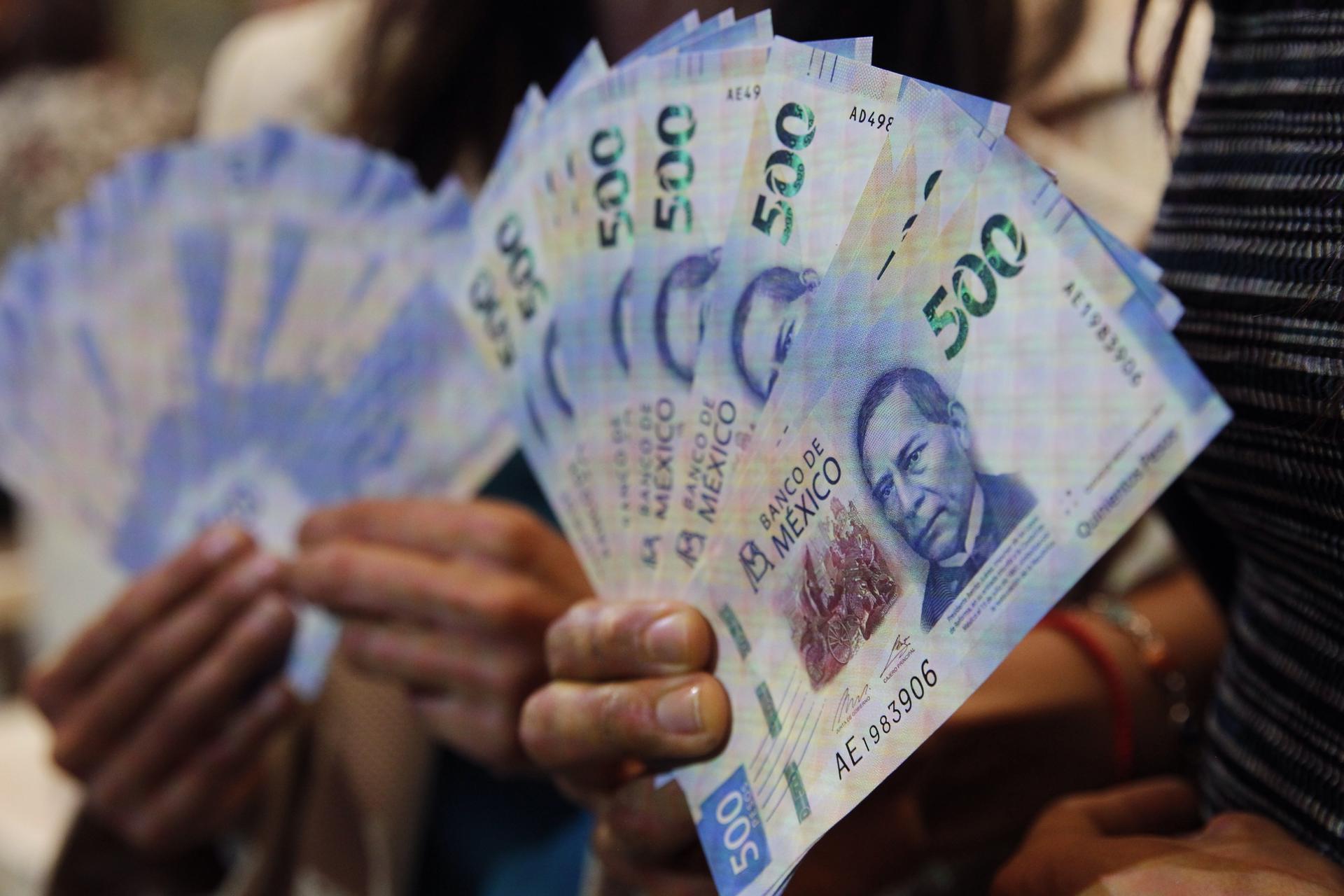 El peso mexicano recorta su avance en lo que va de año y se acerca al piso de las 18 unidades frente al dólar, según datos del Banco de México (Banxico). Fotografía de archivo. EFE/Sáshenka Gutiérrez