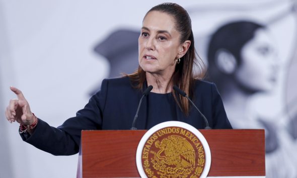 La presidenta de México, Claudia Sheinbaum, habla durante una rueda de prensa este lunes, en el Palacio Nacional de la Ciudad de México (México). EFE/ Isaac Esquivel