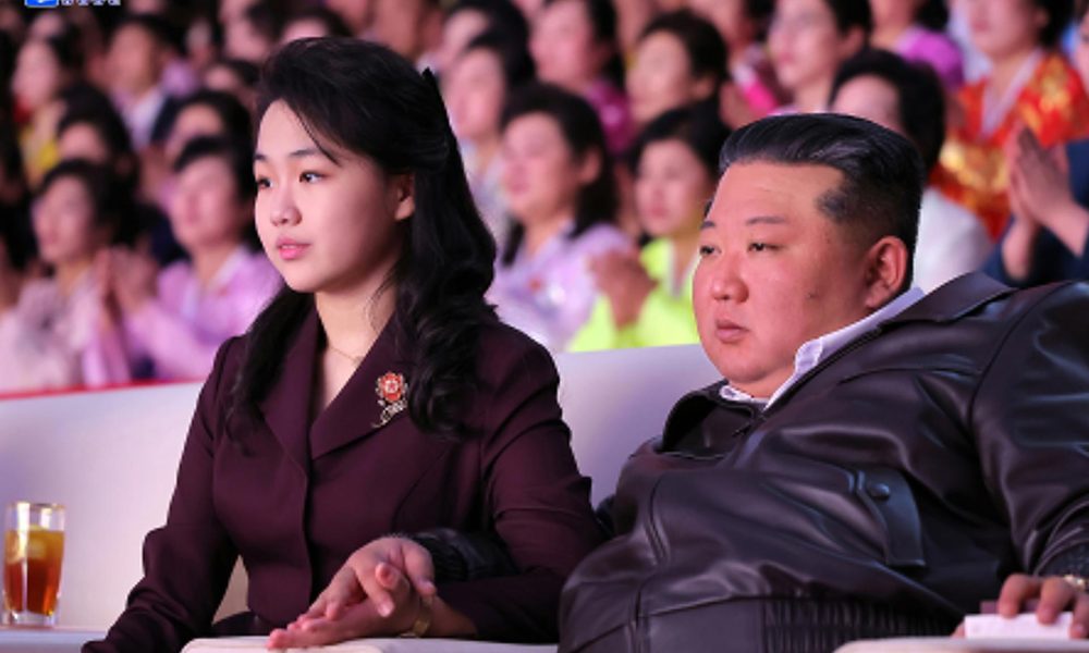 Una fotografía publicada por la Agencia Central de Noticias oficial de Corea (KCNA) muestra al líder norcoreano Kim Jong Un (derecha) y su hija Kim Ju Ae (izquierda) viendo una actuación en conmemoración del Día Internacional de la Mujer en el Estadio Cubierto de Pionyang.
 EFE/EPA/KCNA EDITORIAL USE ONLY