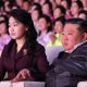 Una fotografía publicada por la Agencia Central de Noticias oficial de Corea (KCNA) muestra al líder norcoreano Kim Jong Un (derecha) y su hija Kim Ju Ae (izquierda) viendo una actuación en conmemoración del Día Internacional de la Mujer en el Estadio Cubierto de Pionyang.
 EFE/EPA/KCNA EDITORIAL USE ONLY