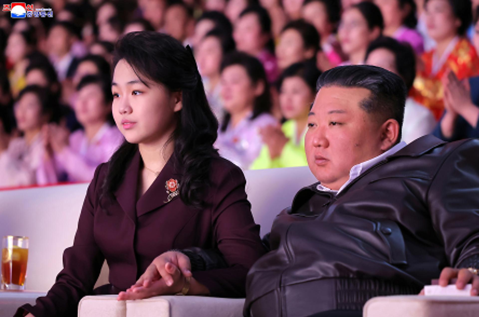 Una fotografía publicada por la Agencia Central de Noticias oficial de Corea (KCNA) muestra al líder norcoreano Kim Jong Un (derecha) y su hija Kim Ju Ae (izquierda) viendo una actuación en conmemoración del Día Internacional de la Mujer en el Estadio Cubierto de Pionyang.
 EFE/EPA/KCNA EDITORIAL USE ONLY