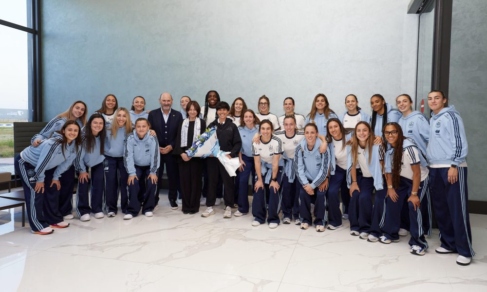 La embajadora de España en Turquía, Cristina LaTorre (6i), recibe al presidente de la Real Federación Española de Fútbol, Rafael Louzán, y a la selección femenina de fútbol a su llegada a Antalya, donde mañana se enfrentan a Ucrania en el partido correspondiente a las jornada 1 de la fase de clasificación en el grupo A3 rumbo a Brasil 2027. EFE/David Aliaga/RFEF SOLO USO EDITORIAL, SOLO DISPONIBLE PARA ILUSTRAR LA NOTICIA QUE ACOMPAÑA (CRÉDITO OBLIGATORIO) FOTO RFEF ***(Crédito obligatorio)*** ESTRICTAMENTE, SOLO USO EDITORIAL. (Cualquier uso no editorial requiere el permiso de RFEF)