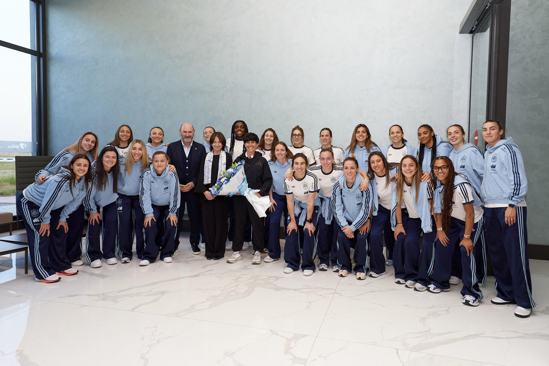 La embajadora de España en Turquía, Cristina LaTorre (6i), recibe al presidente de la Real Federación Española de Fútbol, Rafael Louzán, y a la selección femenina de fútbol a su llegada a Antalya, donde mañana se enfrentan a Ucrania en el partido correspondiente a las jornada 1 de la fase de clasificación en el grupo A3 rumbo a Brasil 2027. EFE/David Aliaga/RFEF SOLO USO EDITORIAL, SOLO DISPONIBLE PARA ILUSTRAR LA NOTICIA QUE ACOMPAÑA (CRÉDITO OBLIGATORIO) FOTO RFEF ***(Crédito obligatorio)*** ESTRICTAMENTE, SOLO USO EDITORIAL. (Cualquier uso no editorial requiere el permiso de RFEF)