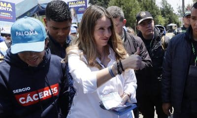 La senadora y candidata del Centro Democrático a la presidencia de Colombia, Paloma Valencia, saluda este domingo, en Bogotá (Colombia). EFE/ Mauricio Dueñas Castañeda