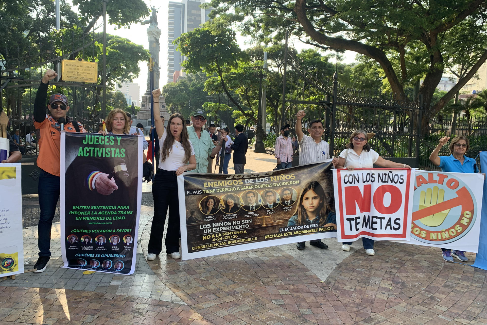 Personas sostiene carteles durante una protesta en contra de una reciente sentencia de la Corte Constitucional que permite que adolescentes puedan cambiar su género en el documento de identidad si cumplen con determinados requisitos, este miércoles en Guayaquil (Ecuador). EFE/ Cristina Bazan