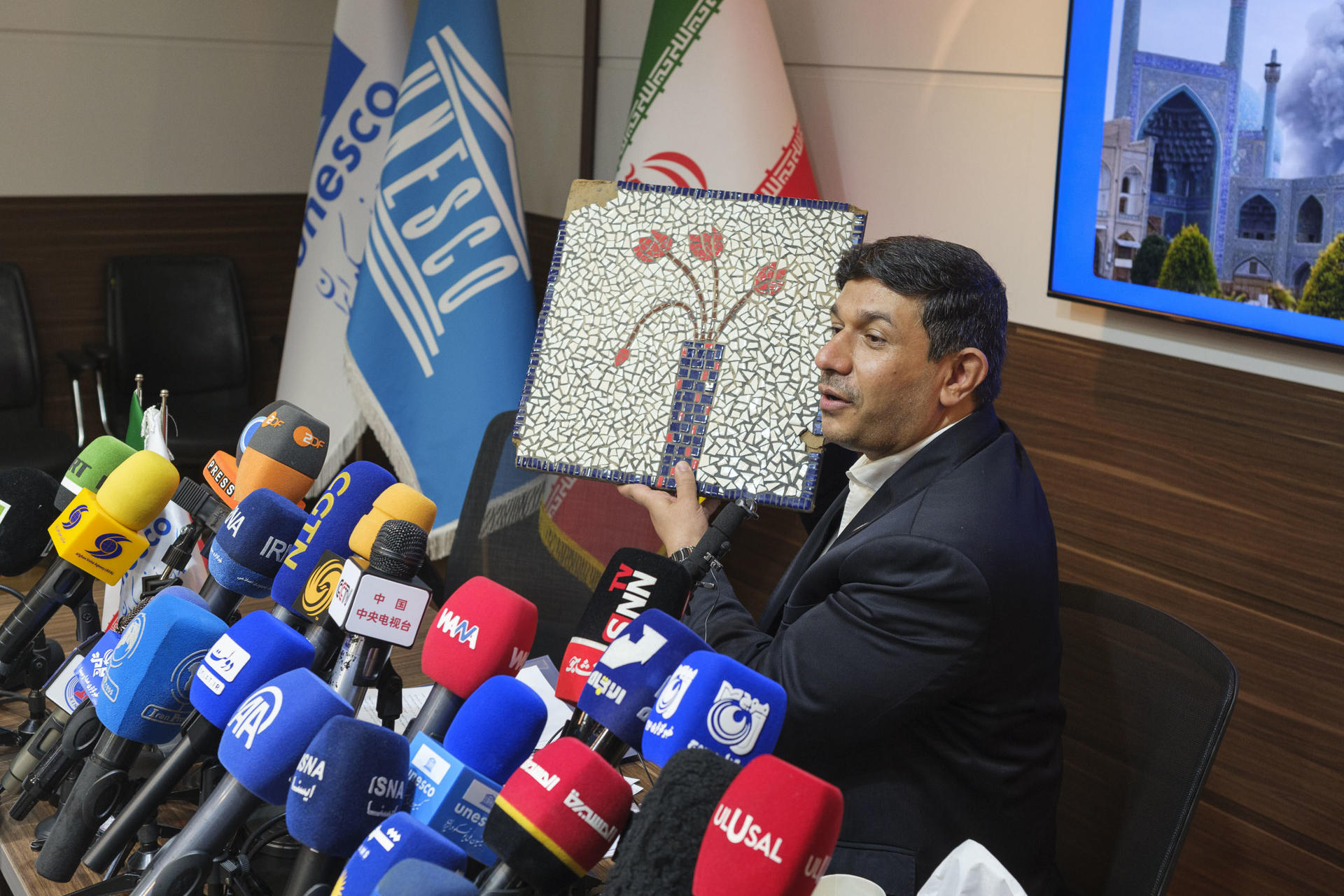 El secretario general de la Comisión Nacional de UNESCO de Irán, Hasan Fartusi, afirmó este martes que es probable que no sea posible reparar algunos de los daños que han sufrido monumentos y lugares históricos en los ataques de Estados Unidos e Israel. EFE/Jaime León