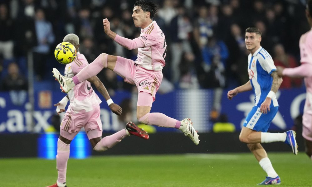 El defensa del Real Oviedo Nacho Vidal (i) intenta controlar el balón durante el partido de la jornada 27 de LaLiga que RCD Espanyol y Real Oviedo disputaron en el RCDE Stadium. EFE/Enric Fontcuberta