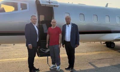 Fotografía tomada de la cuenta oficial en X de la Asociación del Fútbol Argentino (@afa) que muestra al prosecretario de la Asociación de Fútbol Argentino (AFA), Luciano Nakis (i); al gendarme argentino Nahuel Gallo (c), y al Secretario de Protocolo de la AFA, Fernando Isla Casares. EFE/ @afa