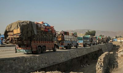 Imagen de archivo de refugiados afganos que regresan del vecino Pakistán esperan en un campamento de refugiados cerca del cruce fronterizo de Torkham, en la provincia de Nangarhar, Afganistán, el 28 de febrero de 2026. EFE/EPA/SAMIULLAH POPAL