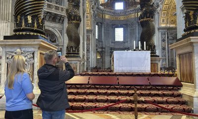 - La Fábrica de San Pedro, organismo responsable de la gestión de la basílica vaticana, ha instalado una barrera móvil transparente para reforzar la protección del Altar de la Confesión tras varios actos vandálicos registrados en años recientes. La medida responde a diversos incidentes protagonizados por personas que accedieron sin autorización al altar mayor, el principal espacio litúrgico del templo, lo que llevó al Vaticano a revisar los sistemas de seguridad. EFE/ Mariana López Alba
