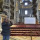 - La Fábrica de San Pedro, organismo responsable de la gestión de la basílica vaticana, ha instalado una barrera móvil transparente para reforzar la protección del Altar de la Confesión tras varios actos vandálicos registrados en años recientes. La medida responde a diversos incidentes protagonizados por personas que accedieron sin autorización al altar mayor, el principal espacio litúrgico del templo, lo que llevó al Vaticano a revisar los sistemas de seguridad. EFE/ Mariana López Alba