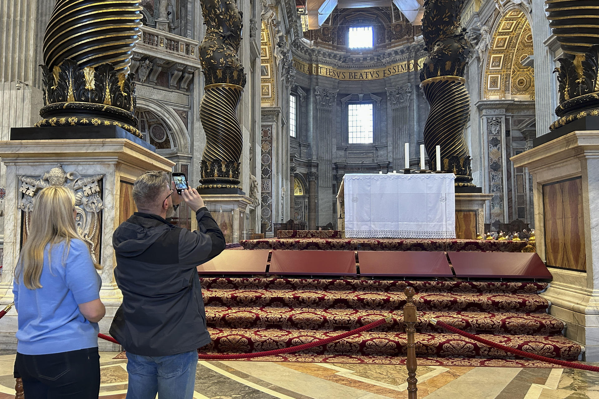 - La Fábrica de San Pedro, organismo responsable de la gestión de la basílica vaticana, ha instalado una barrera móvil transparente para reforzar la protección del Altar de la Confesión tras varios actos vandálicos registrados en años recientes. La medida responde a diversos incidentes protagonizados por personas que accedieron sin autorización al altar mayor, el principal espacio litúrgico del templo, lo que llevó al Vaticano a revisar los sistemas de seguridad. EFE/ Mariana López Alba