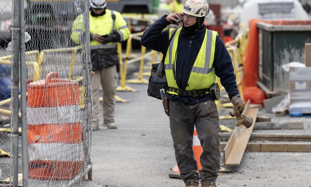 Imagen de archivo de trabajadores en una obra en Washington. EFE/EPA/LUKE JOHNSON
